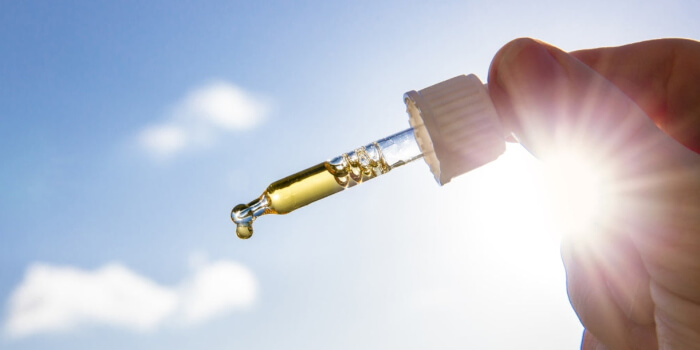 Pipette mit Flüssigkeit drinnen Lithium Orotate Dosierung Anwendung