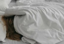 Wie funktionieren Nasenstrips? Alles über Anwendung, Wirkung und Vorteile Nasenstrips Nasenpflaster Schnarchen Schlafen